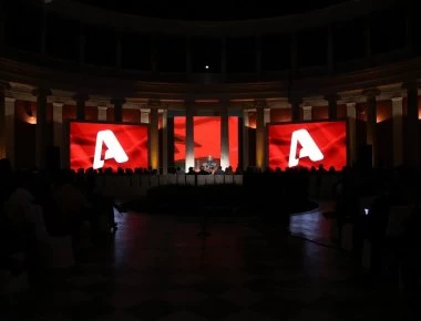 «Μαύρες πλερέζες» στον Alpha: Άνω κάτω τα στελέχη του καναλιού λόγω σύνδεσης μισθών με παραγωγικότητα